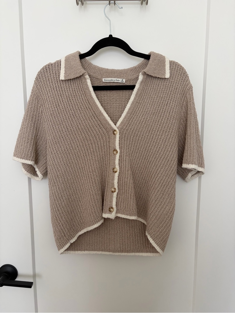 Abercrombie & Fitch Taupe V-Neck Short-Sleeve Knit Sweater with Cream Trim